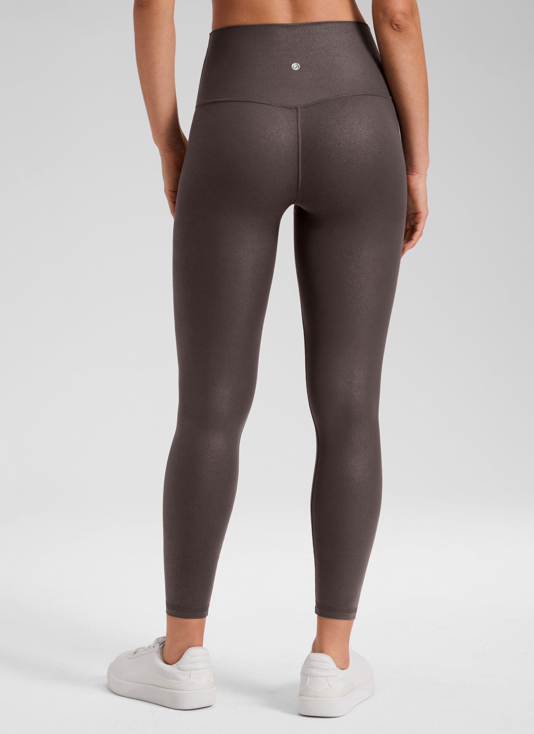 CRZ YOGA – טייץ לנשים מעור מלאכותי Butterluxe , 25 אינץ', בצבע חום שוקולד חם עם דפוס נייר כסף