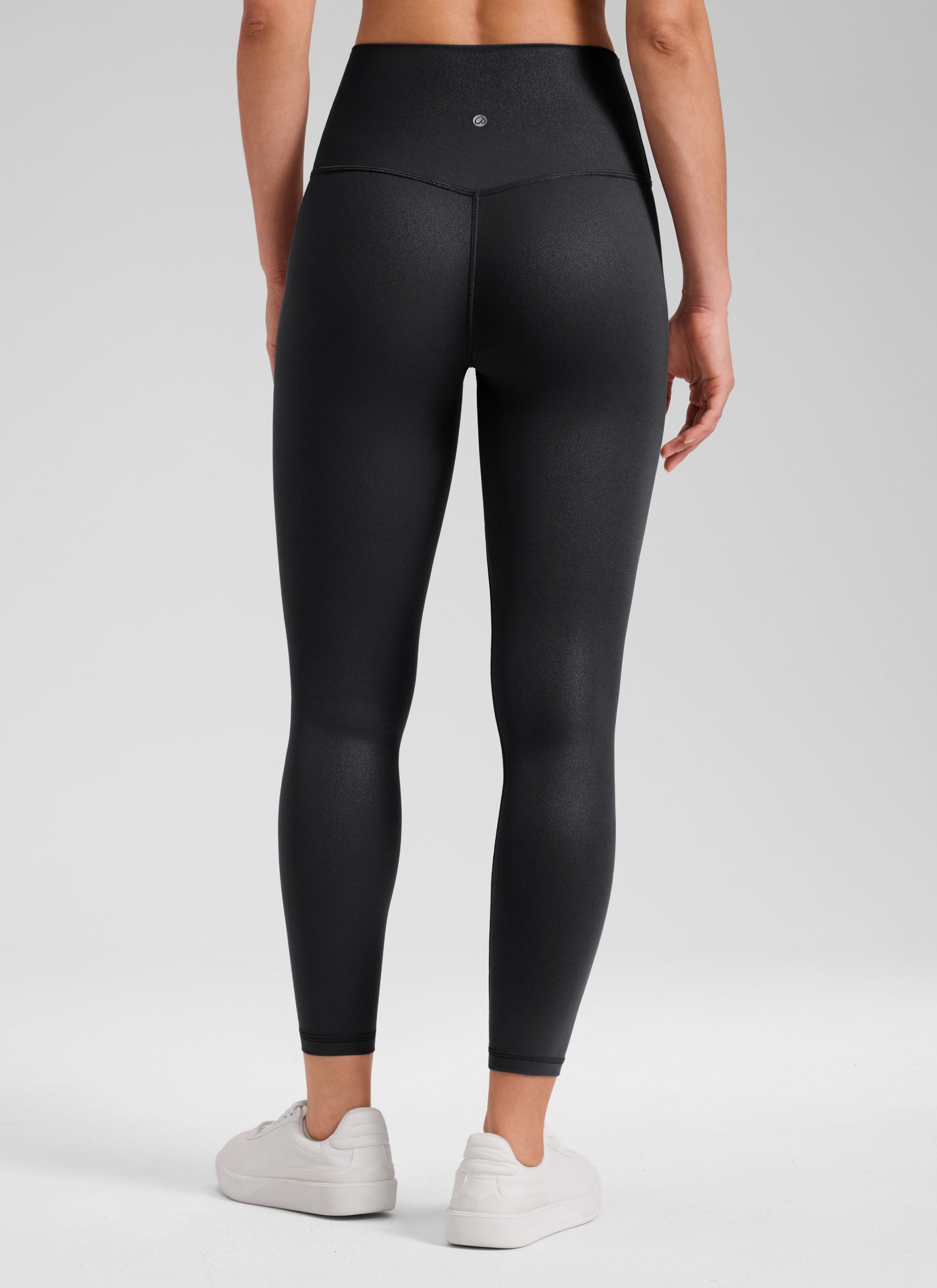CRZ YOGA – טייץ לנשים מעור מלאכותי Butterluxe , 25 אינץ', דפוס נייר כסף שחור