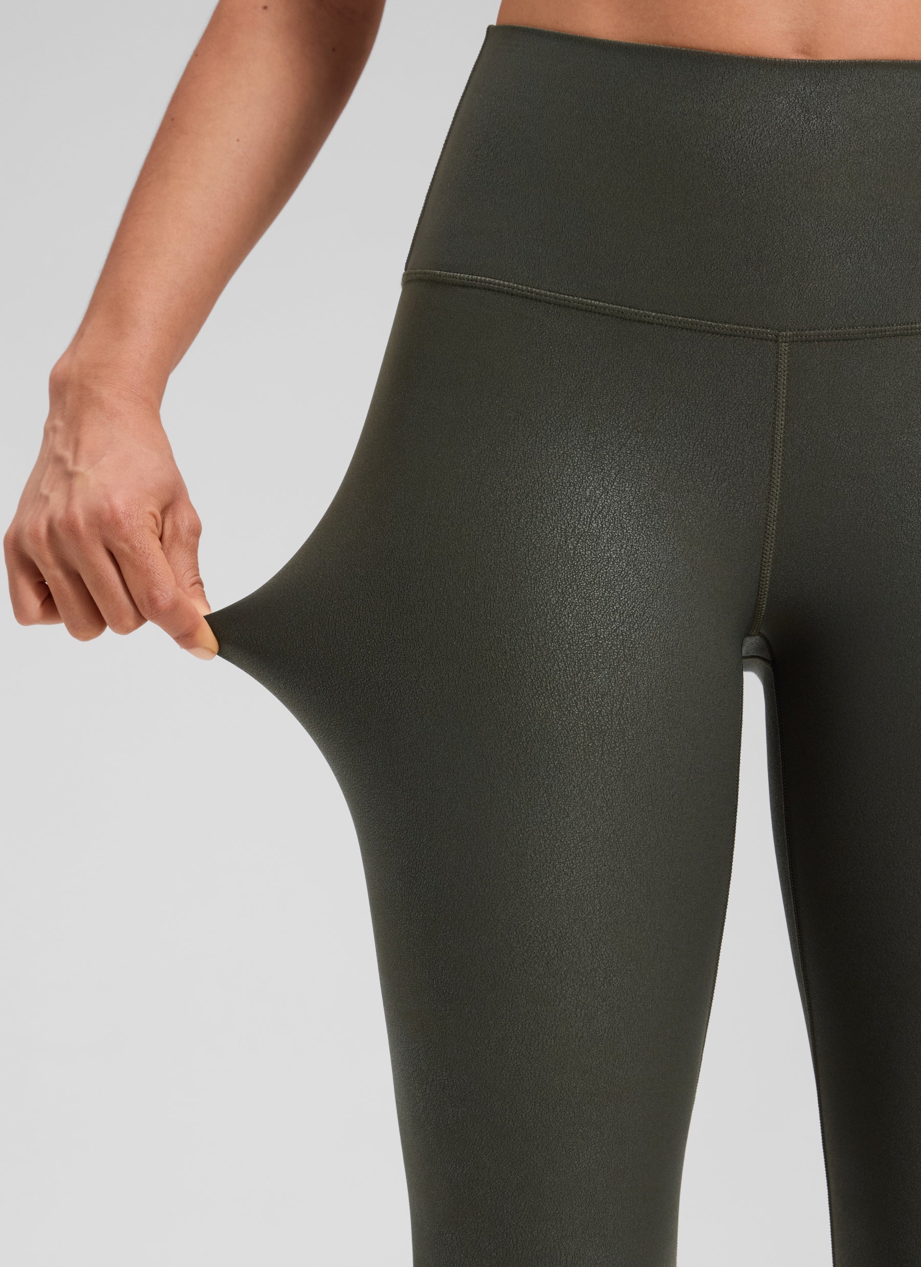 CRZ YOGA – טייץ לנשים מעור מלאכותי Butterluxe , 25 אינץ', בצבע ירוק זית עם דפוס פויל