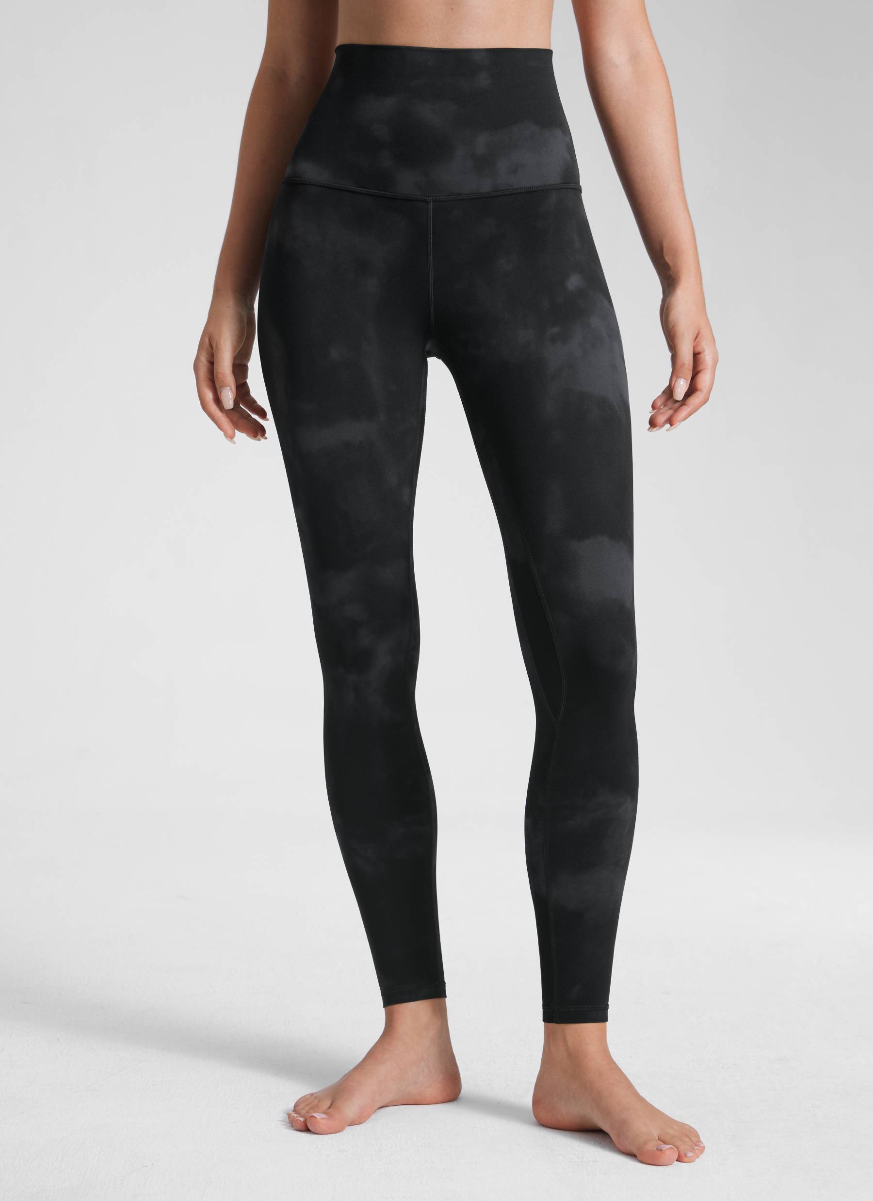 CRZ YOGA – Butterluxe יוגה לנשים עם מותן גבוהה במיוחד Butterluxe , 28 אינץ', שחור עם הדפס פרחים בשיטת "טיי-דיי"