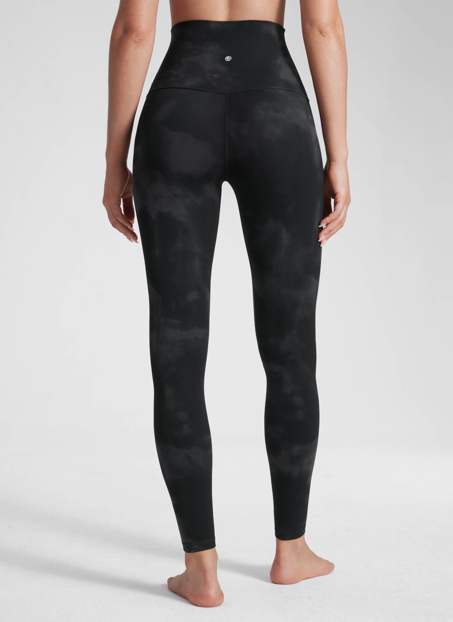 CRZ YOGA – Butterluxe יוגה לנשים עם מותן גבוהה במיוחד Butterluxe , 28 אינץ', שחור עם הדפס פרחים בשיטת "טיי-דיי"