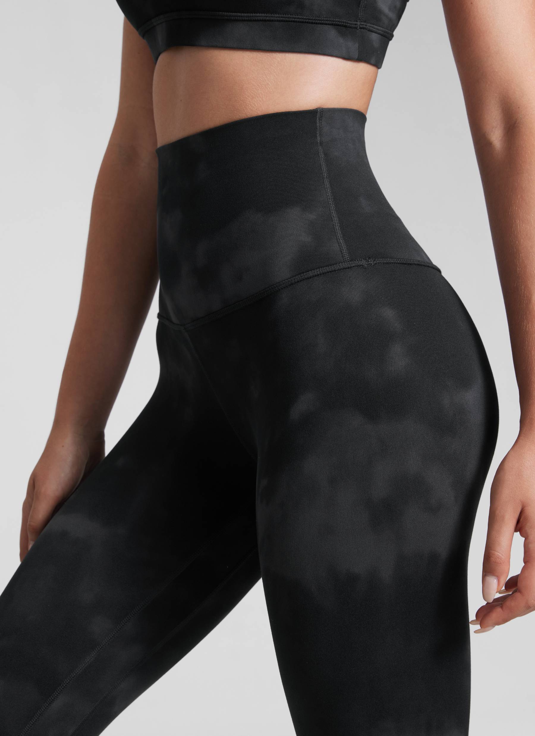 CRZ YOGA – Butterluxe יוגה לנשים עם מותן גבוהה במיוחד Butterluxe , 28 אינץ', שחור עם הדפס פרחים בשיטת "טיי-דיי"