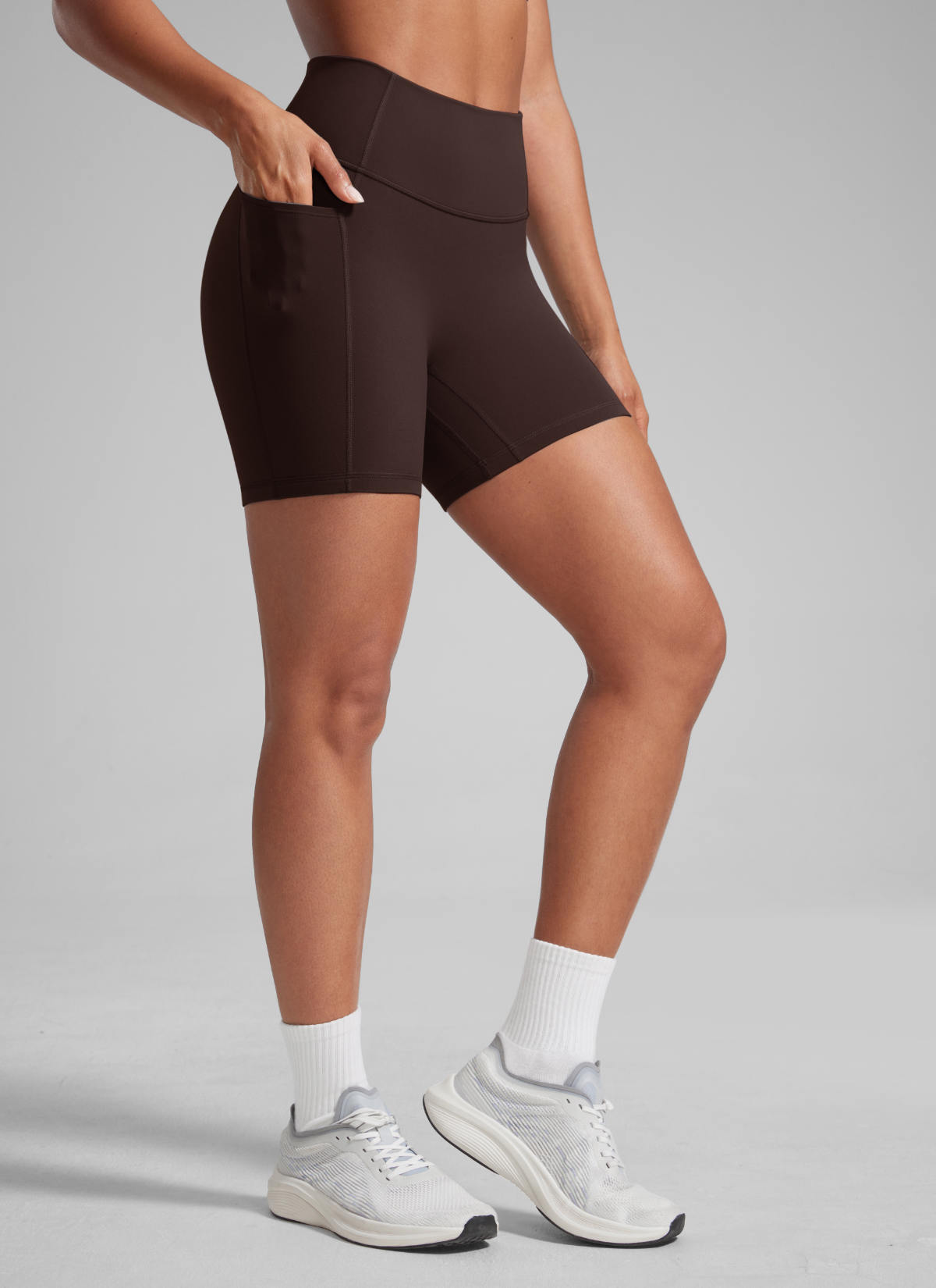 CRZ YOGA Butterlift Womens Scrunch Butt No Front Seam Pocket Biker Shorts 5'' Hot Fudge Brown