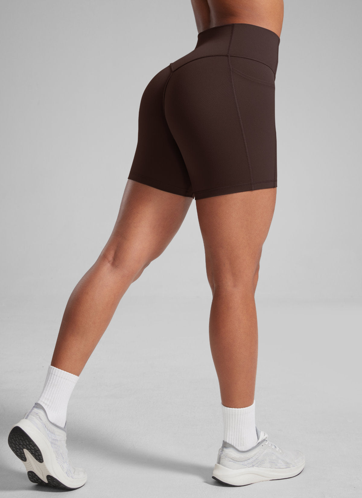 CRZ YOGA Butterlift Womens Scrunch Butt No Front Seam Pocket Biker Shorts 5'' Hot Fudge Brown