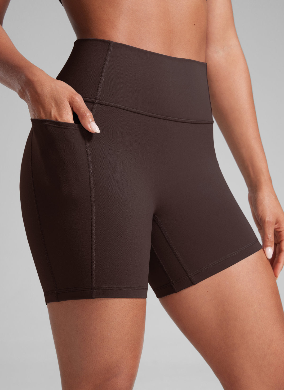 CRZ YOGA Butterlift Womens Scrunch Butt No Front Seam Pocket Biker Shorts 5'' Hot Fudge Brown