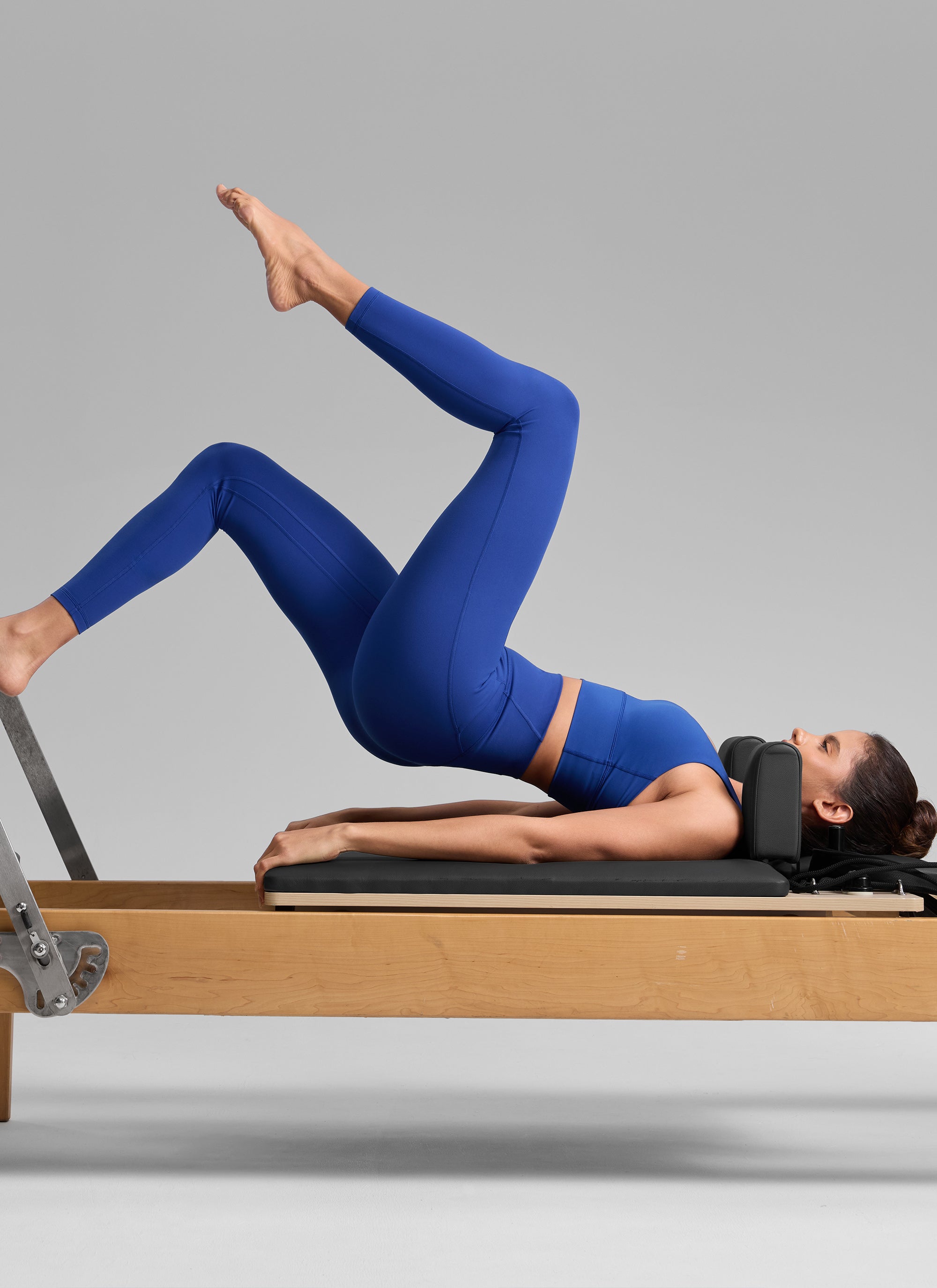 CRZ YOGA – טייץ Butterlift לנשים Butterlift , גזרה גבוהה עם כיסים, אורך 25 אינץ', צבע כחול גלים