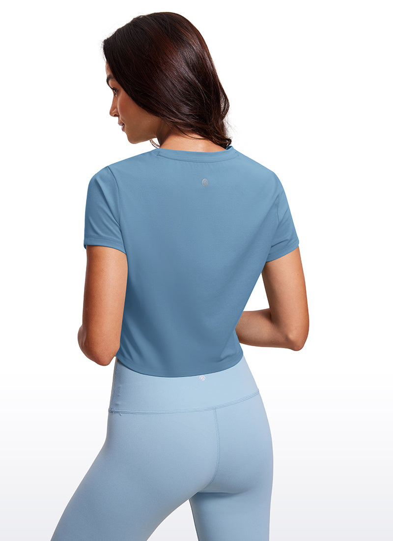 CRZ YOGA חולצת יוגה לנשים בגזרה קלאסית, Butterluxe , שרוולים קצרים, בצבע כחול יקום